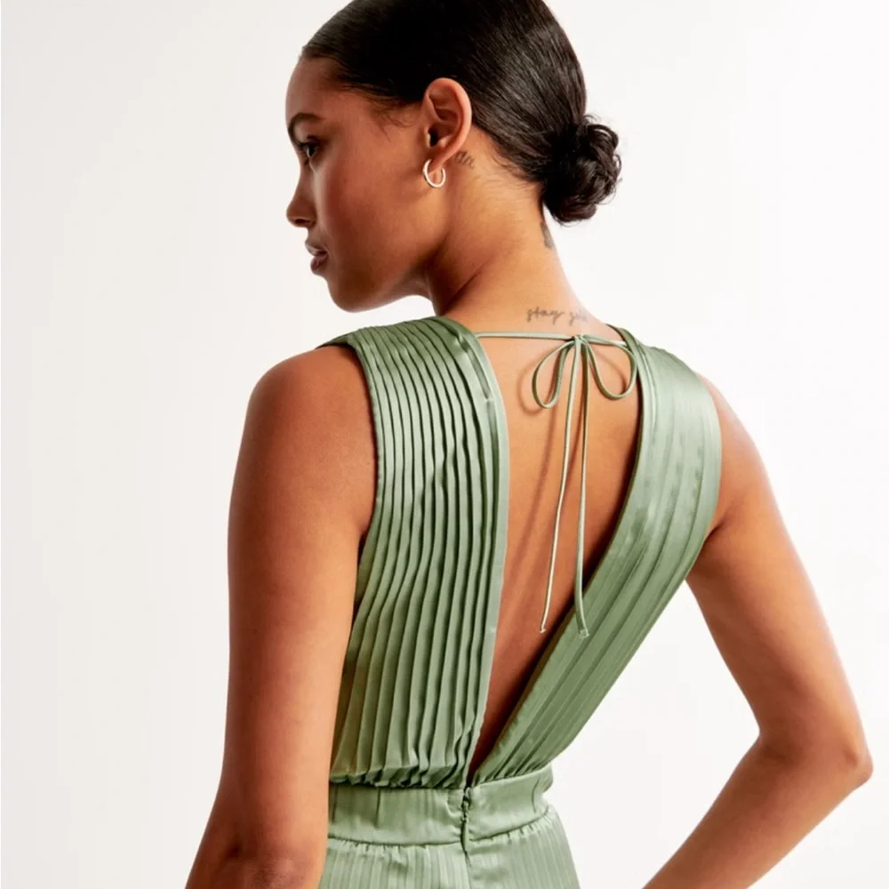 Abercrombie Giselle Pleated Jumpsuit in Green - Picture 3 of 11